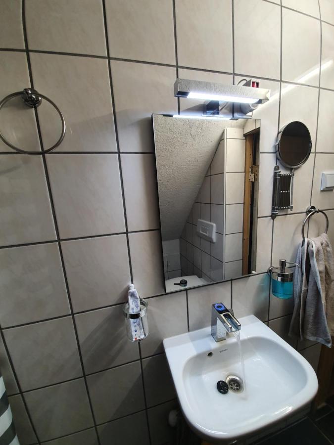 Dachgeschosswohnung In Neumuenster 2 Zimmer Extérieur photo