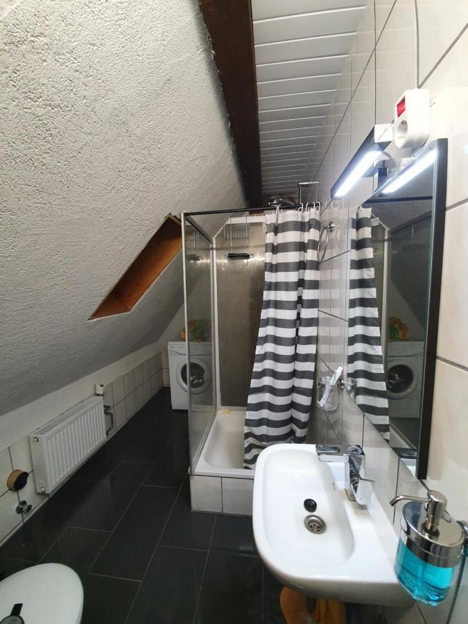 Dachgeschosswohnung In Neumuenster 2 Zimmer Extérieur photo